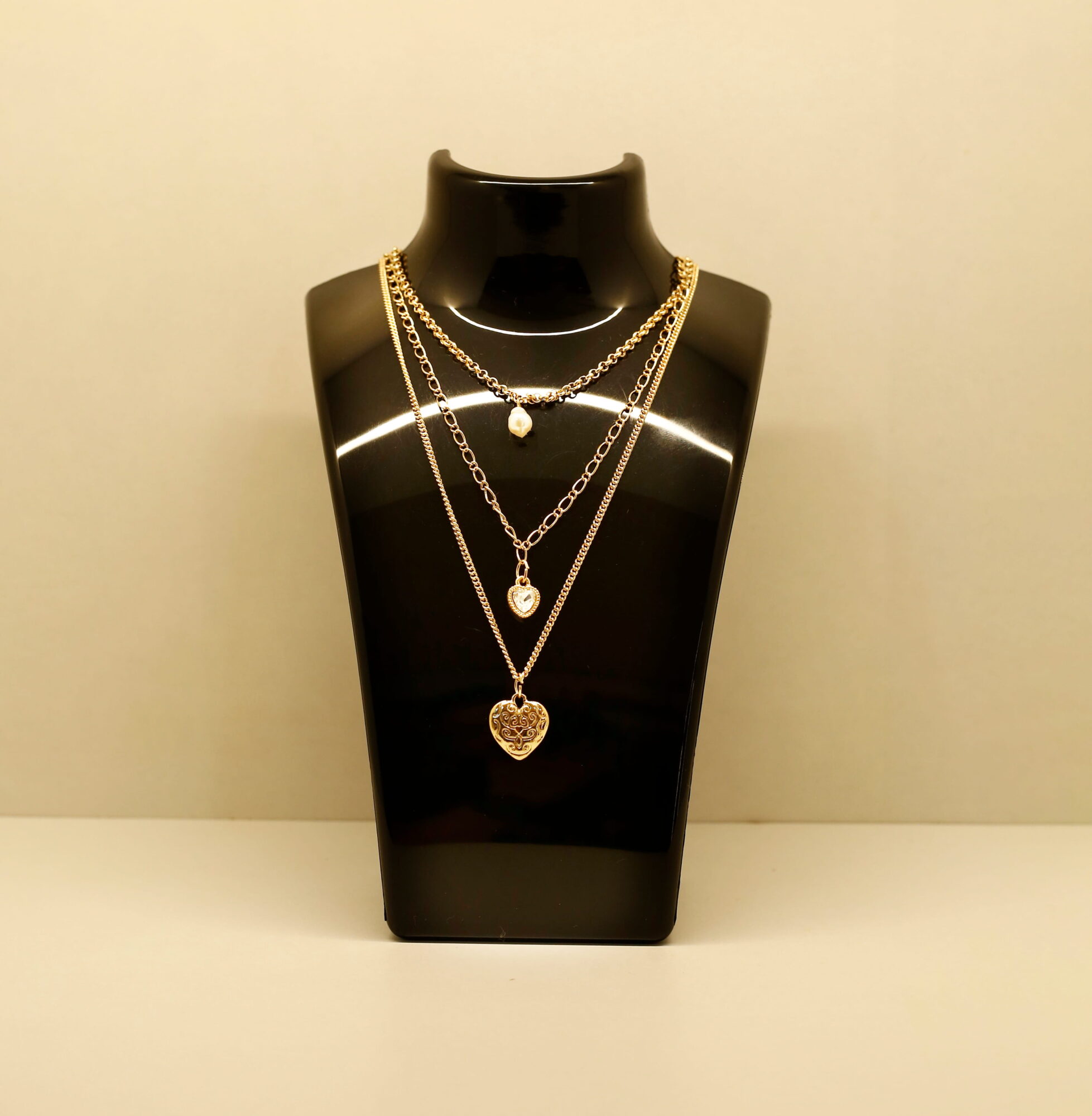 bust-showcase-jewelry-display-necklace-pendant-jewelry-lifestyle-fashion-accessories-mockup (4)